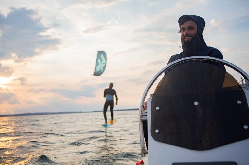 Surfer na kitefoil