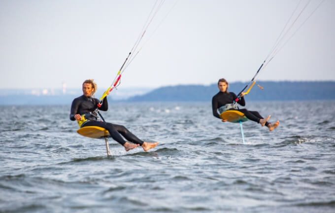 Dwóch surferów pływających na kitefoil