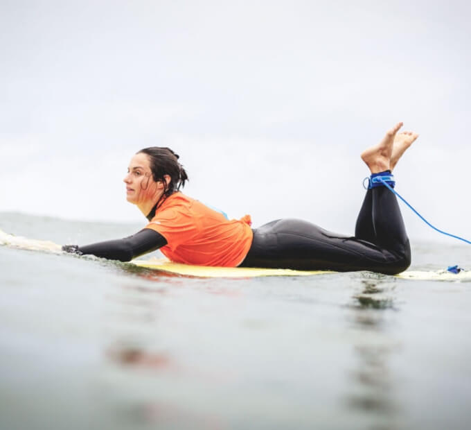 Surferka plynąca na desce