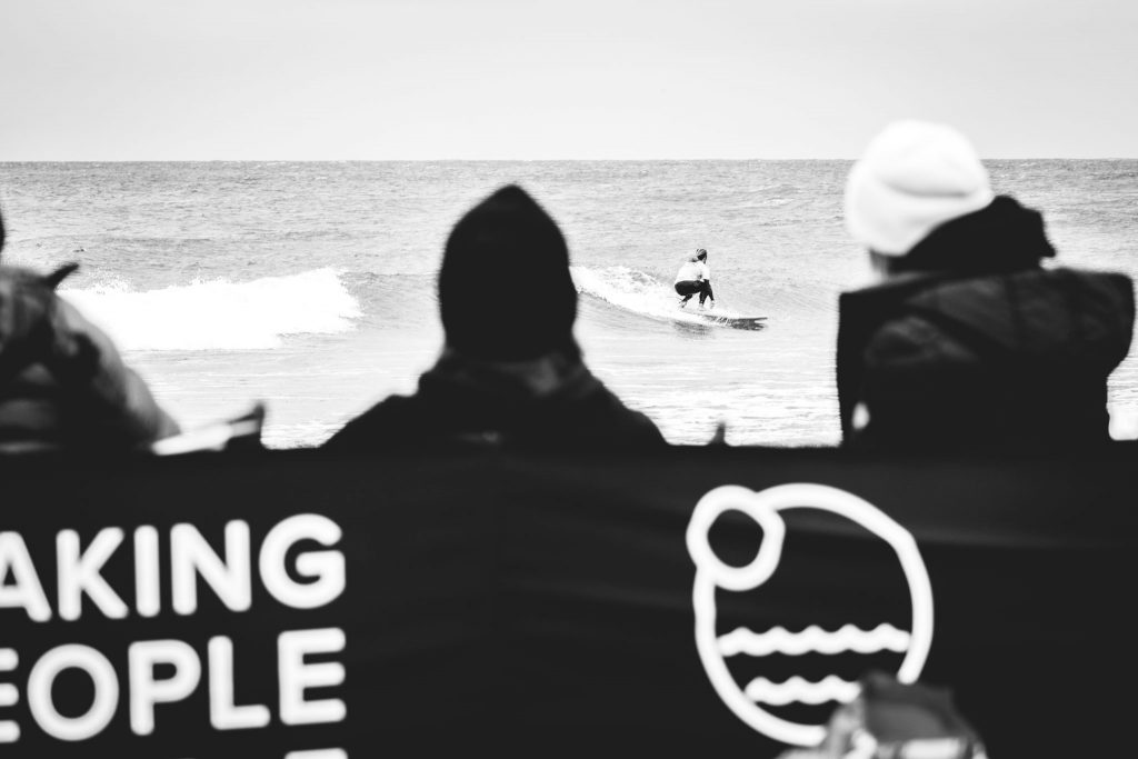 Deska surfingowa na której na tym zdjęciu płynie Filip to Softech Roller 7'0