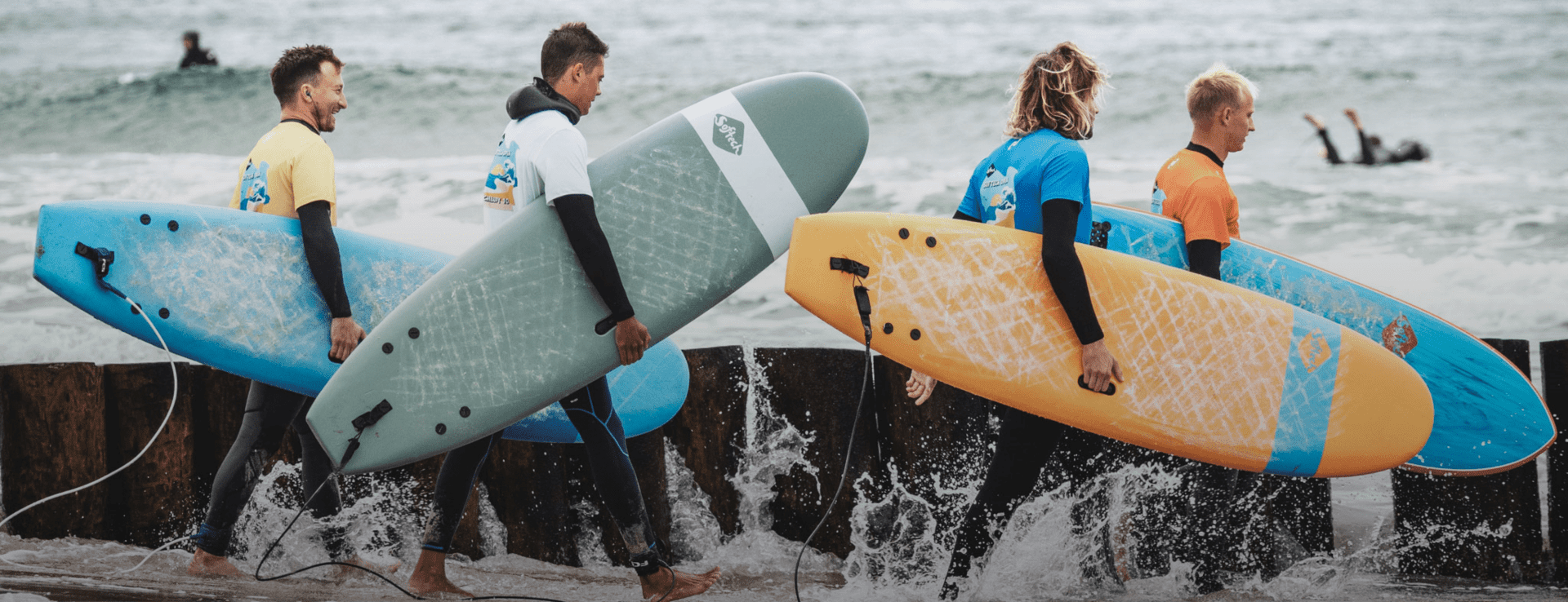surferzy idący do wody -Wypożyczalnia desek surfingowych